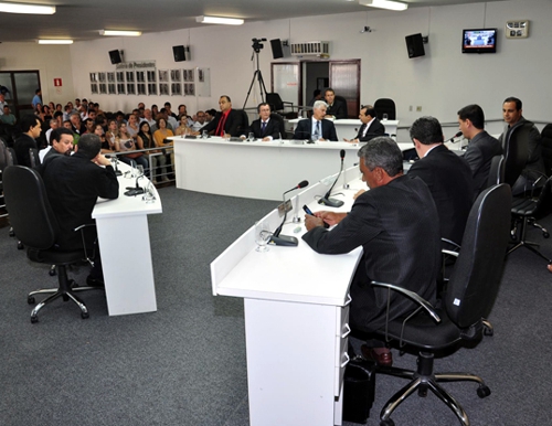 PERMISSIVIDADE DA LEI ELEITORAL: em pleno período de eleições, oficialmente dentro da lei, “vereadores captam votos”